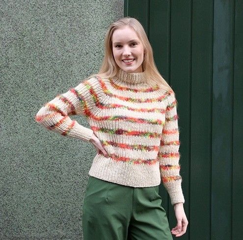Pickles Twiggy Strikkeoppskrift og garnpakker Kort jakke med midtstilt raglanøking, som er en søt liten