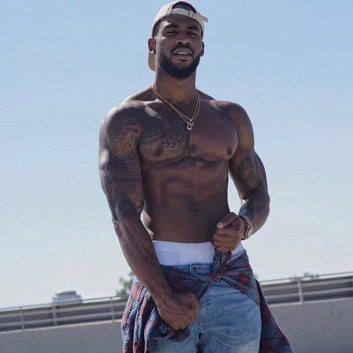 Des hommes noirs avec une femme mature Des hommes noirs avec une femme mature