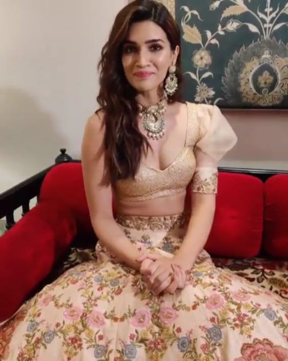 Kriti Sanon looks lovely as she turns showstopper for designers Shyamal & Bhumika at India Couture Week 2019 - HungryBoo