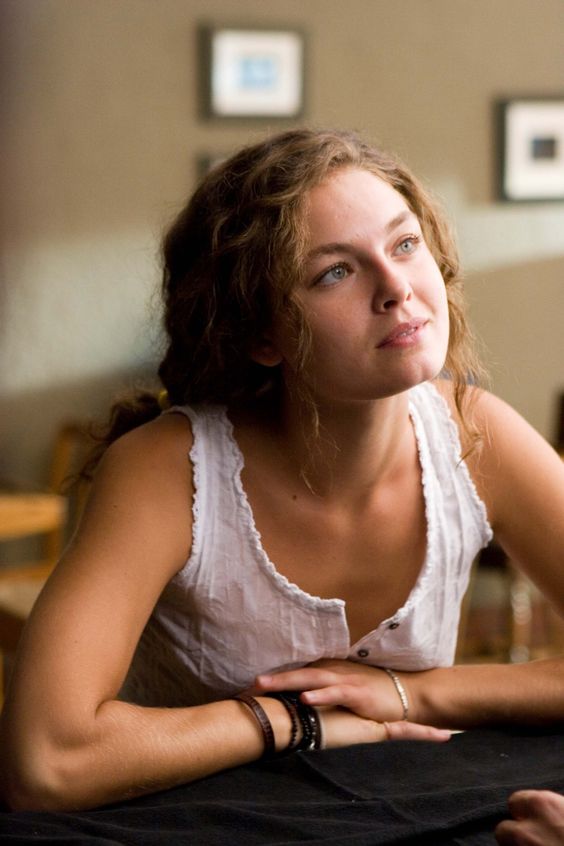 Alexa Davalos stars as Chloe.