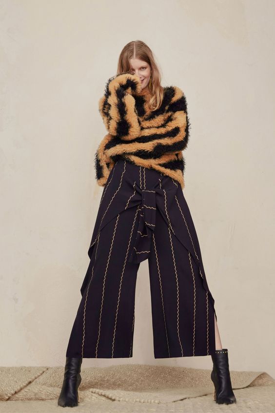 Gli Arcani Supremi (Vox clamantis in deserto - Gothian): Trend alert and must have for 2018: cropped pants, high waist bootcuts, culottes, wide leg pants, flared, ankle boots, flounce pants, fringed bottoms, splitted pants, popper pants. Tutte le alternative ai vecchi skinny