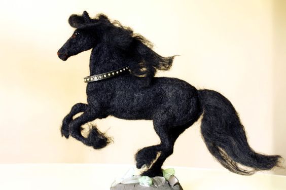 Needle felting horse fresian horse OOAK von MinzooNeedleFelting
