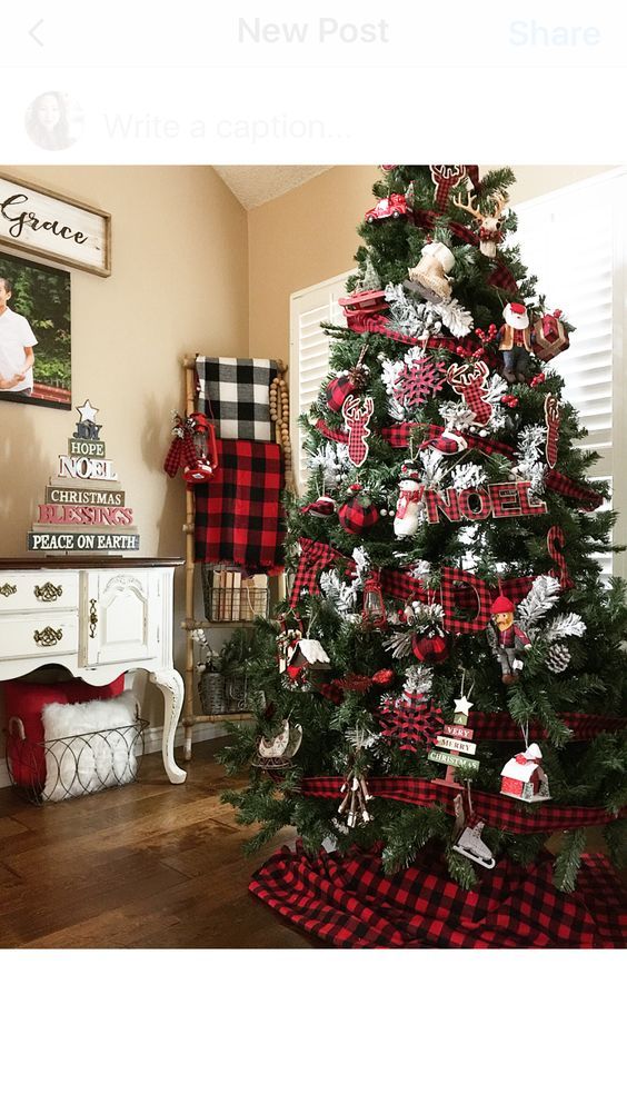 Easy DIY Rustic and Farmhouse Christmas DIY Buffalo Check Pillow | Christmas