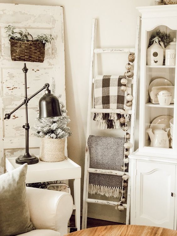 Wooden Blanket Ladder - White Distressed
