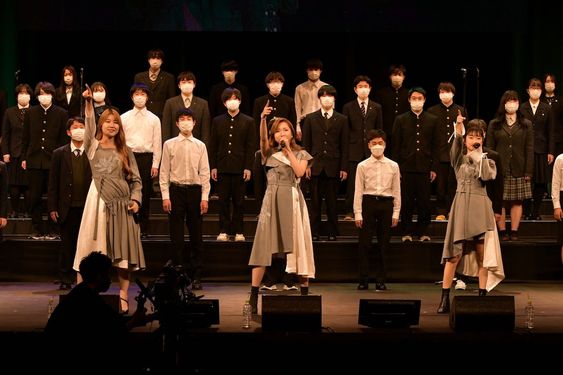本日3月24日(木)、Little Glee Monsterが仙台サンプラザホール(宮城県仙台市)にて、復興への歩みを歌のチカラで後押しする「復興支援音楽祭 歌の絆プロジェクト2022」にスペシャルゲストとして出演した。 2020年もスペシャルゲストとしての出演にて開催準備を進めていたが、新型コロナウイルス感染拡大の影響により公演は中止に、2021年はオンライン配信での開催となり、東北での開催は3年ぶりとなった。東日本大震災以降、被災地でのライブ活動をしているLittle Glee Monster。ミニライブコーナーでは『青春フォトグラフ』、『3月9日』、『I BELIEVE』、『いつかこの涙が』を披露。その後この日のために合唱曲としてアレンジされた『好きだ。』(2015年リリース)・『明日へ』(2018年リリース)を宮城県仙台市の8校・56名の高校生との合唱のコラボレーションで披露した。 メンバーの芹奈・manakaの休養後、3人での初舞台となった本イベント。 かれん:「今回は3人で参加させて頂きますが、このイベントの想いと同じように、3人でも”前向きに進んでいきたい&r