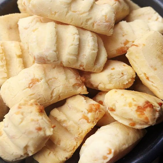 Aprenda como fazer biscoito de queijo assado com uma receita que além de fácil, é simples de preparar e muito rápida. Receita idêntica ao que o padeiro faz