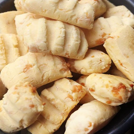 Aprenda como fazer biscoito de queijo assado com uma receita que alÃ©m de fÃ¡cil, Ã© simples de preparar e muito rÃ¡pida. Receita idÃªntica ao que o padeiro faz