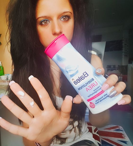 Shelly Abdallah Shelly Abdallah mit braunen Haaren