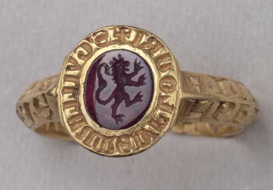 El anillo de Guillermo de Flouri. Oro con una amatista con un león rampante coronado, de finales del siglo XIII realizado en Italia o en Tierra Santa por un maestro italiano. Guillermo fue vizconde de Acre entre 1274 y 1277 y con este sello firmaba sus documentos. El anillo es un regalo de Enrique de Lusignan, rey de Chipre y Jerusalén puesto que lleva las armas de su familia. La inscripción en caracteres hebreos y griegos es una fórmula mágica.