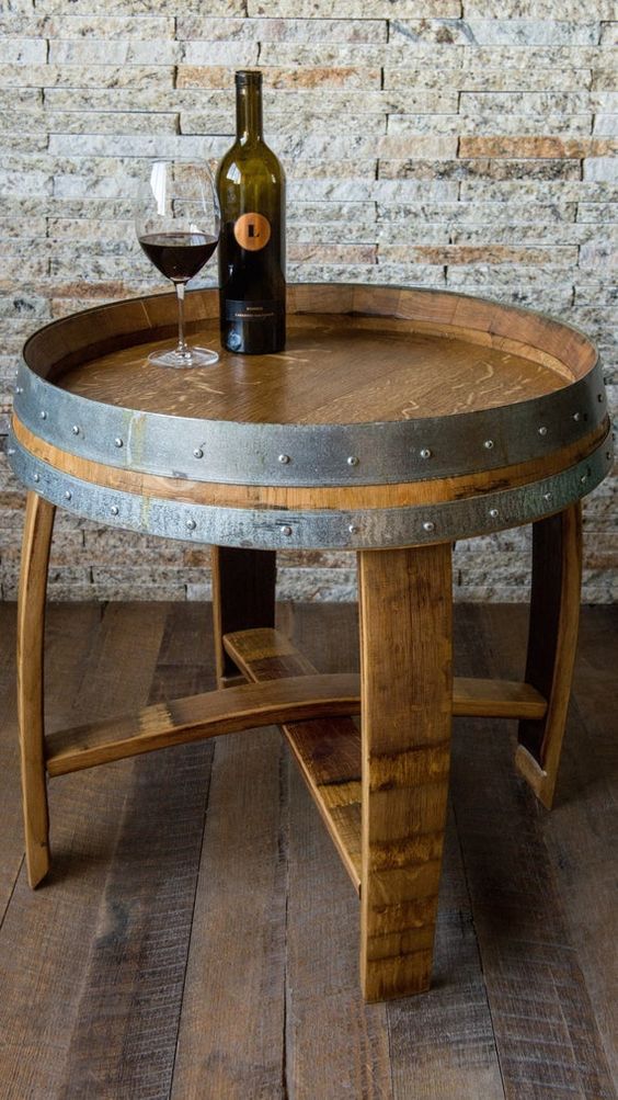 Un ancien tonneau en bois recyclé en table basse