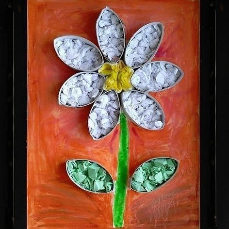 Flor 3D usando rolinhos de papel recortados e preenchidos com pedaços de papel colorido 🌼 Imagem retirada do pinterest