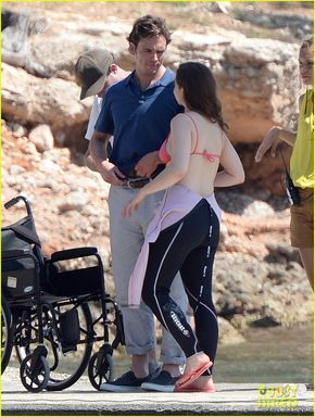 Emilia Clarke & Sam Claflin Show Off Hot Summer Bodies! | emilia clarke sam claflin show off hot summer bodies 08 - Photo