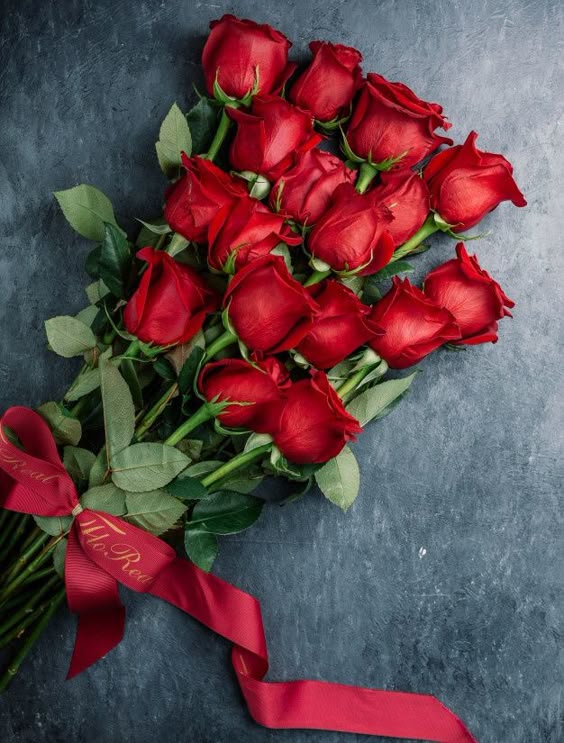 Red roses bouquet on the table Free Phot... | Free Photo #Freepik #freephoto #flower #floral #love #gift