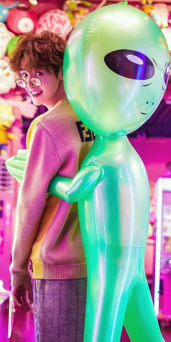 👽