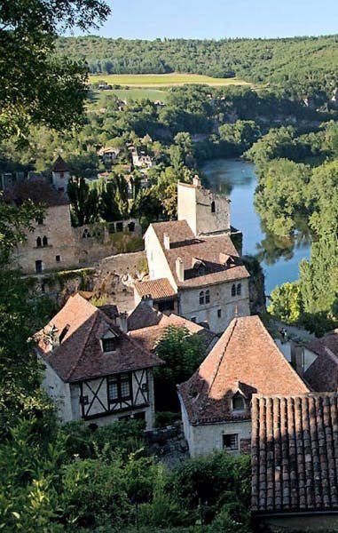 Le poète surréaliste André Breton y avait trouvé son « paradis terrestre » ! Il faut dire que le village de Saint-Cirq Lapopie a de quoi faire rêver, juché en surplomb au-dessus du Lot, et s’ouvrant sur le causse de Limogne. #saintcirqlapopie #village #villagemedieval #lot #patrimoine #plusbeauvillage #plusbeauvilllagedefrance #france #detoursenfrance #visitfrance #vacances #balade #viree #outdoors #citybreak #sudouest #occitanie #occitanietourisme #tourismeoccitanie #visitoccitanie
