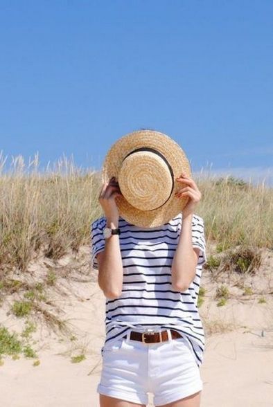 Não é importante apenas saber como tirar o verde do cabelo, é mais importante ainda saber como prevenir o problema.
De maneira geral, a dica é fazer utilização de Cremes sem Enxague e Leave-ins que já possuam proteção UV em sua formulação. Tais produtos promovem a proteção das suas madeixas, se tratando inclusive da proteção da cor e ainda evita que as substâncias químicas presentes na água interfiram na saúde capilar.
Quando você for tomar banho de Piscina, deixas os cabelos molhados antes, sabe porquê? Porque já molhados, quando entrarem em contato com água da piscina não irão absorver muito essa água tão prejudicial para os fios.
Caso o seu cabelo seja tingido, a recomendação e evitar contato com a água da piscina por até duas semanas depois de ter colorido os fios.