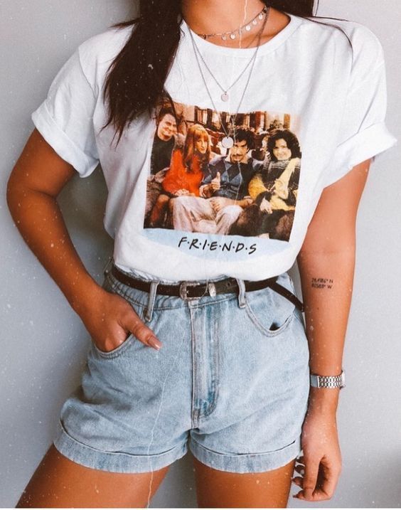 Lembra das fotos antigas da sua mãe, com um jeans cintura alta, modelagem reta e com uma lavagem mais bruta, super popular nos anos 90? É essa peça mesmo que voltou e voltou com tudo, não tem hora marcada de partida não, porque a tendência foi bem aceita pela mulherada. Confira o post! #ShortMomJeans #MomJeans #MomJeansECamiseta #TshirtEShortMom