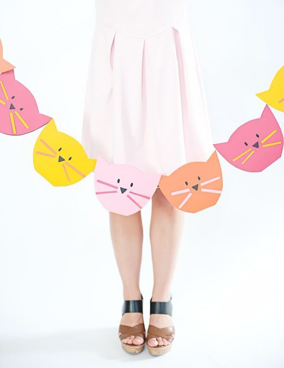 Celebrate your favorite cat lady/guy/kid in fabulous feline style! Make a happy string of super-cute kitty cat garland with this easy-too-follow tutorial.