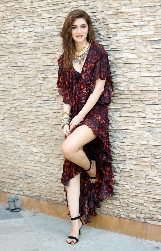 Kriti Sanon Latest Stills From Panipat Movie Promotions - LinksInd