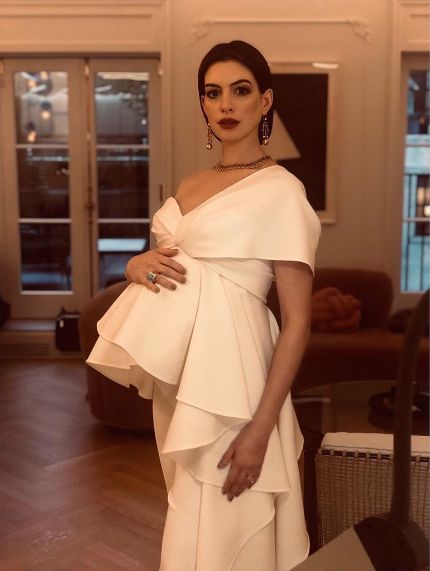 Anne Hathaway luce su segundo embarazo con completa elegancia - Chapin TV
