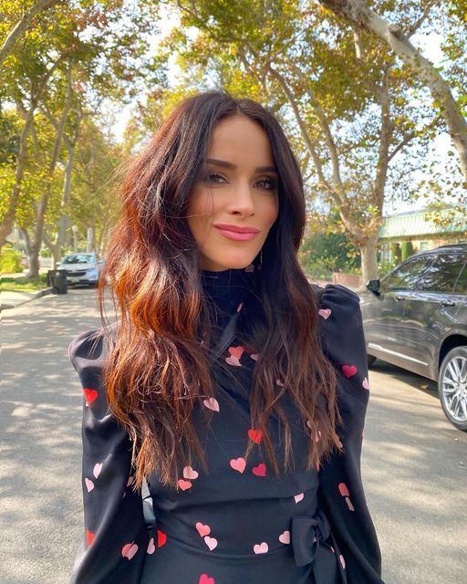 Abigail Spencer on Instagram: "A little @claytonhawkins hair tribute + autumnal seasonal style carousel. 🍂🎠💅🏼. 📷 @claytonhawkins"