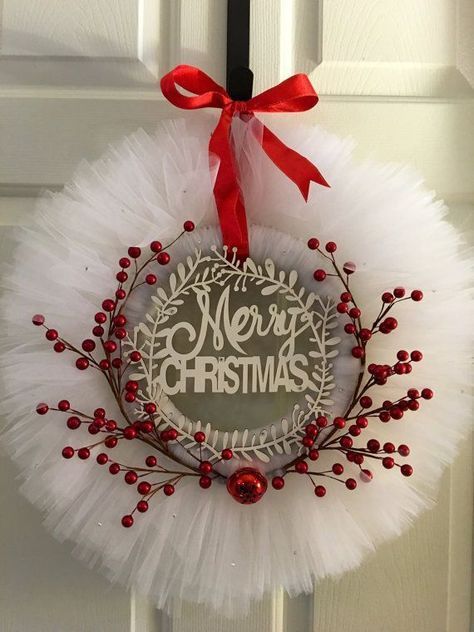 Esta Navidad Sorprende A Tus Invitados Con Una Bella Corona Hecha Con Tus Propias Manos Existen Coronas Navideñas Decoración Navideña Manualidades Navideñas