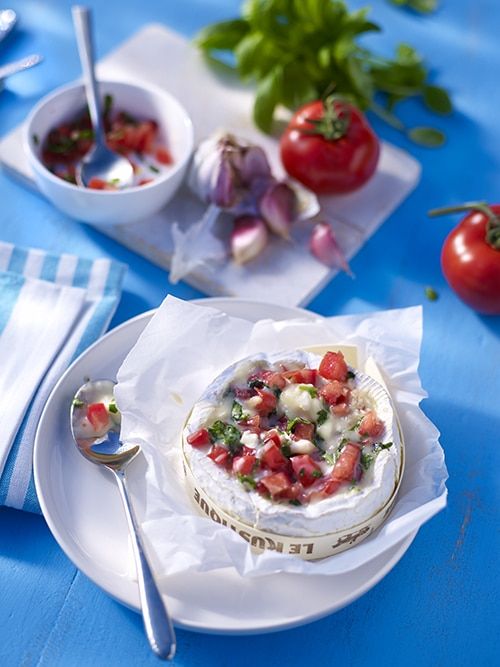 Camembert Le Rustique® Light met basilicum, knoflook en Camembert Le Rustique® Light met basilicum, knoflook en
