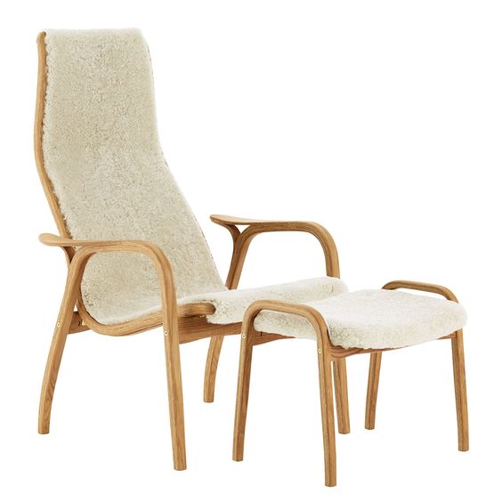 Lamino Fåtölj från Swedese, en riktig designklassiker formgiven av Yngve Ekström. Lamino är ett typexempel på tidlös formgivning, där naturens egna material och ett noggrant hantverk resulterat i en möbel som är lika tilltalande idag som för kommande generationer. När Yngve Ekström ritade fåtöljen 1956 gjorde han det med människan som utgångspunkt, vilket gör den lika behaglig att sitta i som att titta på.Fåtöljen och fotpallen har en stomme av laminerad och formpressad oljad ekfanér samt sittyt