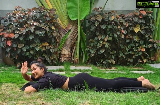 Actress Catherine Tresa HD Photos and Wallpapers August 2021 - Gethu Cinema