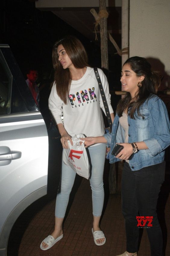 Mumbai: Kriti Sanon seen at Andheri #Gallery - Social News XYZ Photos: Kriti Sanon seen at Andheri #KritiSanon #Andheri