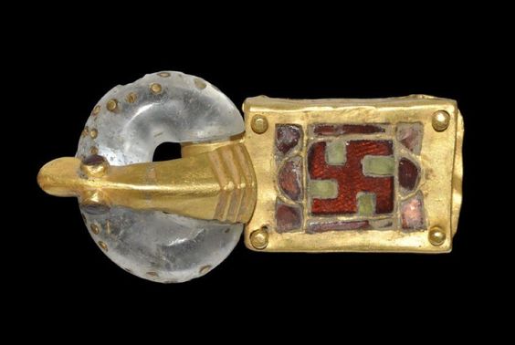 Ostrogothic Gold and Garnet Buckle with Crystal Loop, 6th century AD.- CLOVIS 1°. 2)LA GAULE AU V°s. 2.4: ROYAUMES GERMANIQUES A LA FIN DU V°s, 4: Les OSTROGOTHS ne sont présents en Gaule qu\'en Provence (jusqu\'à Arles), mais leur chef THEODORIC LE GRAND, depuis l\'Italie, cherche à maintenir l\'équilibre entre les différents royaumes. *Par ailleurs, au loin, \'l\'Empire Romain d\'Orient exerce une autorité certes largement théorique mais qui garde une valeur symbolique importante.