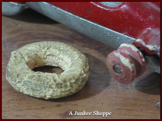 HUBLEY 1930's Red Number 8 Fin Racer White Rubber Car Tires Junk0426 http://ajunkeeshoppe.blogspot.com/