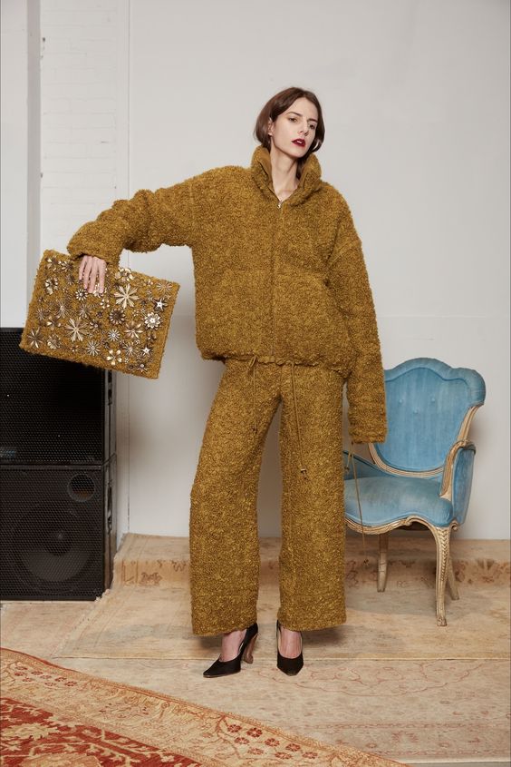 Guarda la sfilata di moda Rosie Assoulin a New York e scopri la collezione di abiti e accessori per la stagione Collezioni Autunno Inverno 2017-18.