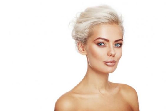 Embora seja bem comum ouvirmos que o cloro deixa o cabelo esverdeado, na verdade quem faz isso é o Sulfato de Cobre, que está presente m sua formulação. Para melhor compreensão, esse sulfato tem substâncias de cor azul, que quando entram em contato com os pigmentos amarelados de um cabelo loiro, por exemplo, naturalmente promove a formação de mechas verdes nos fios.