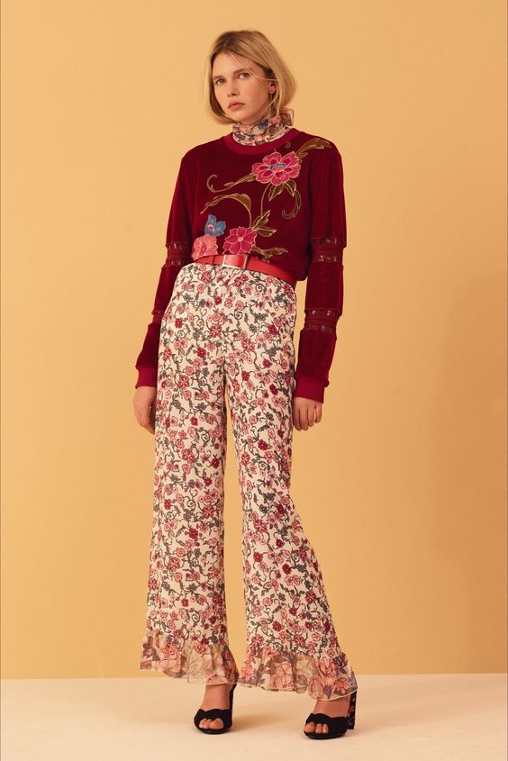 Guarda la sfilata di moda See by Chloé a New York e scopri la collezione di abiti e accessori per la stagione Pre-Collezioni Autunno-Inverno 2017-18.