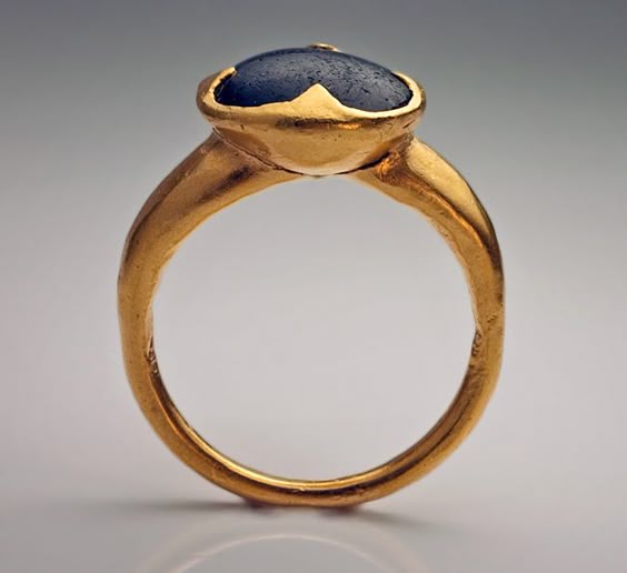 Byzantine medieval gold ring, Circa 10th - 11th century | The ring is set with a cabochon black onyx in an openwork quatrefoil-shaped bezel. The quatrefoil was an ancient symbol of good luck.