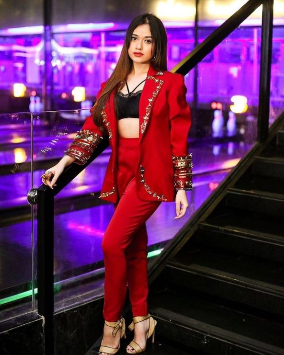 Her outfit!😍♥️