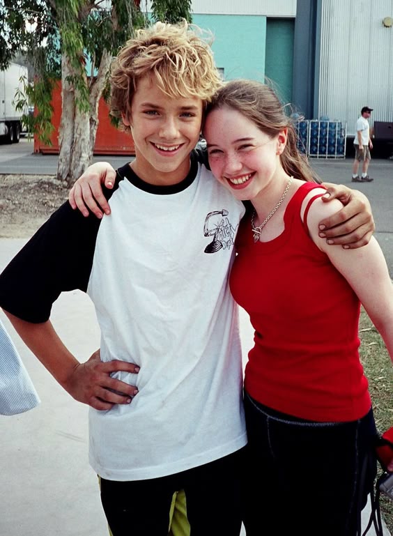 "Jeremy Sumpter (Peter Pan) with Freddie Popplewell’s (Michael Darling) sister, Anna Popplewell ” <--- NO KIDDING! SUSA WITH PETER PAN!
