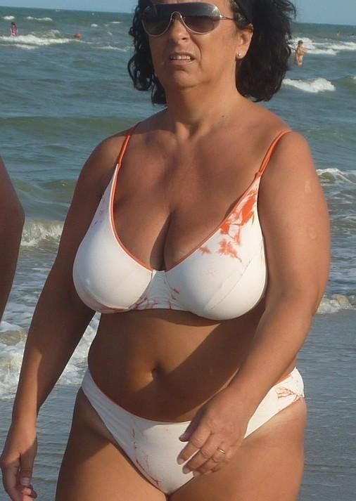 Natural strip boob video Bikini supermodels naked
