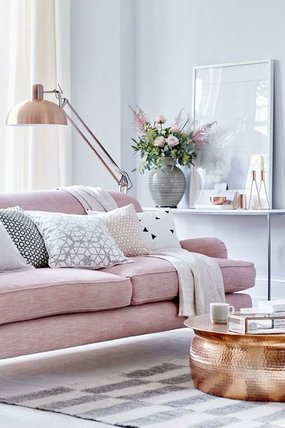 No blog tem inspirações lindas de salas com sofá rosa para dar uma transformada fashion na área social de sua casa
