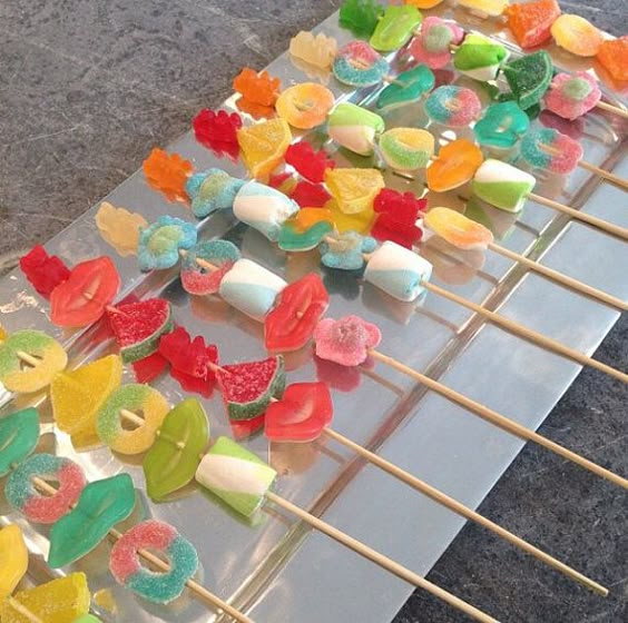 12 brochetas de dulces personalizados. Cada brocheta contiene 6 pedazos de dulces de tu elección. Todos los pinchos vienen individualmente envueltos con cinta y etiqueta personalizada. Puede diseñarse para cualquier tema. mensaje por favor antes de comprar para discutir el tema y color.