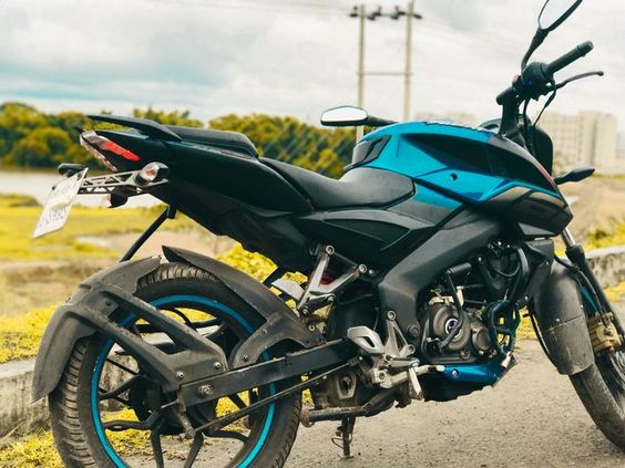 Specifications of Bajaj Pulsar NS160 Bajaj Pulsar NS160 is powered by 160.3 cc engine. This Pulsar NS160 engine generates a power of 17.2 PS @ 9000 rpm and a torque of 14.6 Nm @ 7250 rpm. The claimed mileage of Pulsar NS160 is 48 kmpl. Bajaj Pulsar NS160 gets Disc brakes in the front and rear. Engine Displ: 160.3 cc Mileage: 40.6 kmpl Max Power: 17.2 PS @ 9000 rpm Fuel Type: Petrol