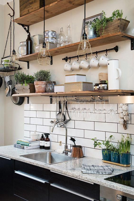 Le Carrelage Metro Pour La Credence Dans Une Cuisine Rustique Chic Smallkitchen Etagere Cuisine Idee Deco Cuisine Cuisine Rustique Credence Cuisine Carrelage Metro Idees