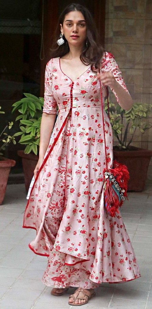 Aditi Rao Hydari | Beautiful bollywood actress, Bollywood girls, Bequtiful indian girls, beautiful Indian actress, with a bag and in street casual style
