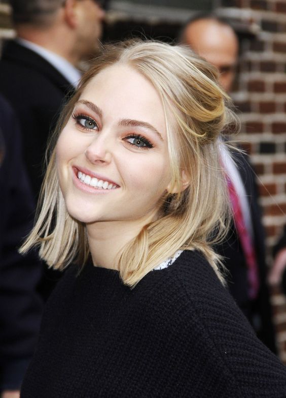 Saturday Night Hair: How to Get AnnaSophia Robb\'s Glam Half-Up Hairstyle in 6 Steps