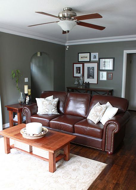 Phòng khách sang trọng khi mua sofa da tphcm màu nâu