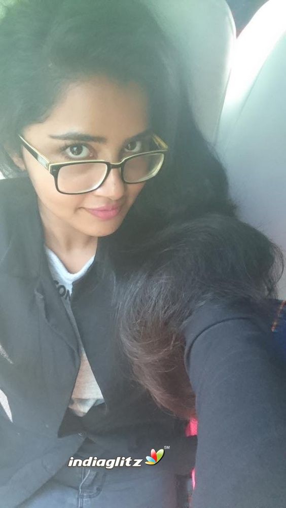 Anupama Parameshwaran Photos - Malayalam Actress photos, images, gallery, stills and clips - IndiaGlitz.com