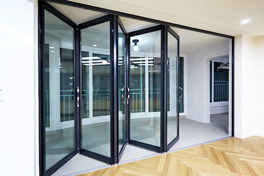 CỬA KÍNH LÙA XẾP GẤP ĐẸP SANG TRỌNG HIỆN NAY 4 cửa kính lùa xếp gấp được nhiều gia đình lựa chọn hiện nay