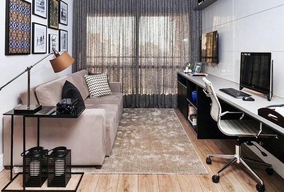 O home office na sala de estar é uma solução para quem tem pouco espaço. Experimente usar o mesmo móvel para mais de uma função, isso ajuda a otimizar o espaço.