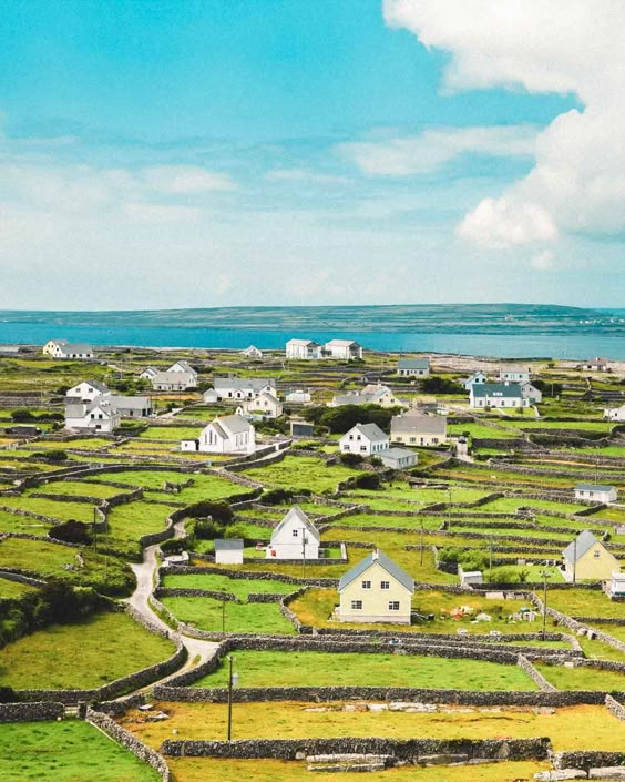 15 of the Most Beautiful Villages in Ireland! Planning a trip to Ireland? Don\'t miss out on the top 15 things to do in Ireland. #avenlylanetravel #avenlylane #ireland #travelinspiration #travelblogger #irelandbucketlist
